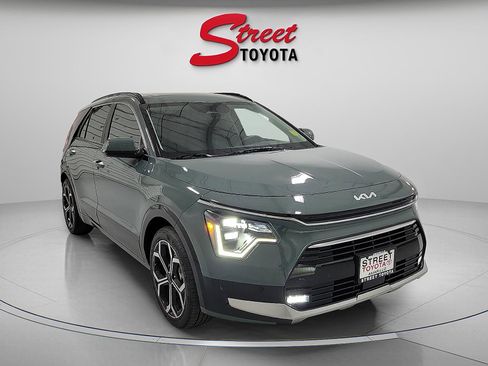 Used 2023 Kia Niro SX Touring image 5