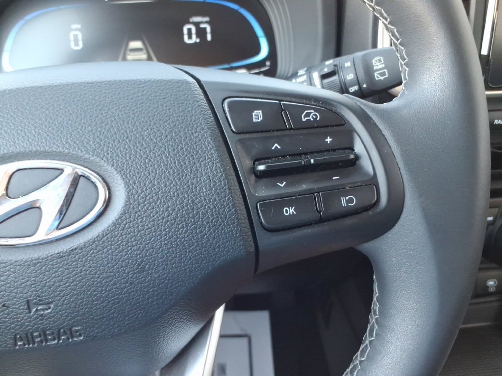Used 2025 Hyundai Venue SEL FWD image 25