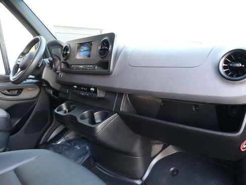 Used 2024 Mercedes-Benz Sprinter 2500 image 31