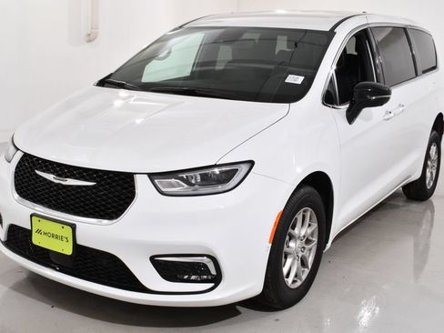 Used 2026 Chrysler Pacifica Select FWD image 3