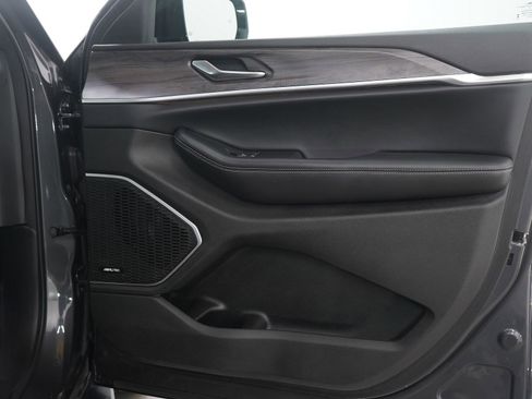 Used 2025 Jeep Grand Cherokee L Limited w/ Luxury Tech Group II image 9