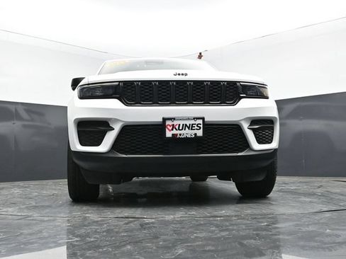 Used 2025 Jeep Grand Cherokee Altitude AWD/4WD image 43
