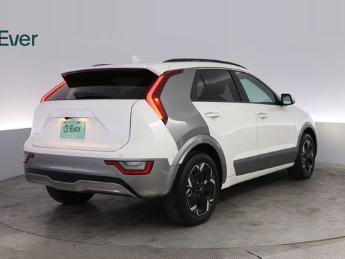 Used 2024 Kia Niro Wave w/ Wave Preserve Package FWD image 3