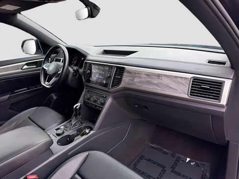Used 2020 Volkswagen Atlas Cross Sport SE image 32
