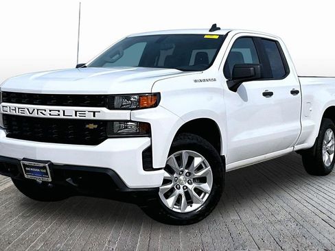 Used 2019 Chevrolet Silverado 1500 Custom w/ Custom Value Package AWD/4WD image 3