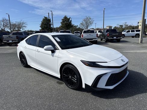 Used 2025 Toyota Camry SE w/ Convenience Package image 1