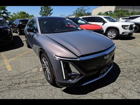 Used 2024 Cadillac Lyriq Luxury AWD/4WD image 2