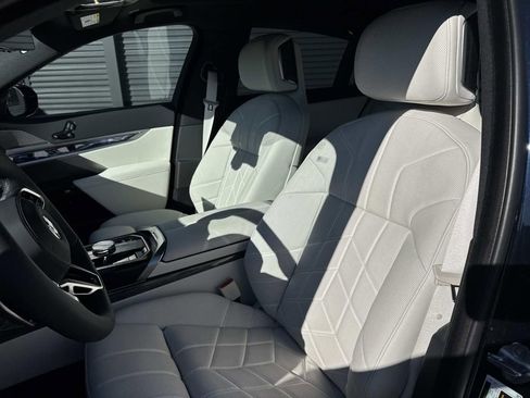 Used 2024 BMW 760i xDrive image 5