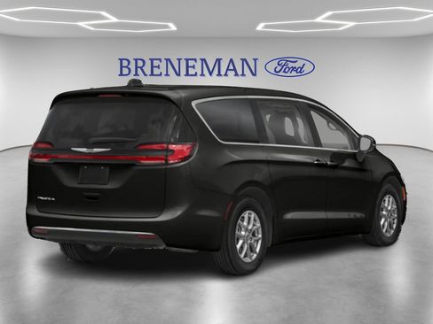Used 2024 Chrysler Pacifica Touring-L image 2