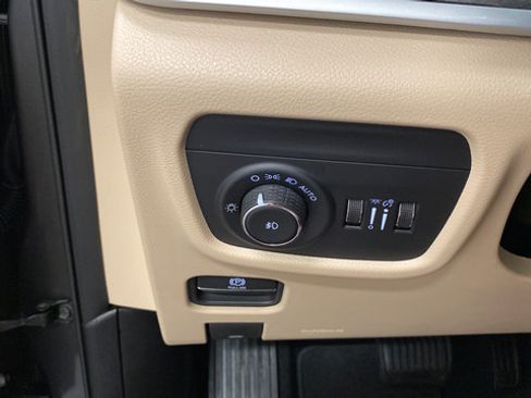 Used 2025 Jeep Grand Cherokee Limited w/ Luxury Tech Group II AWD/4WD image 26