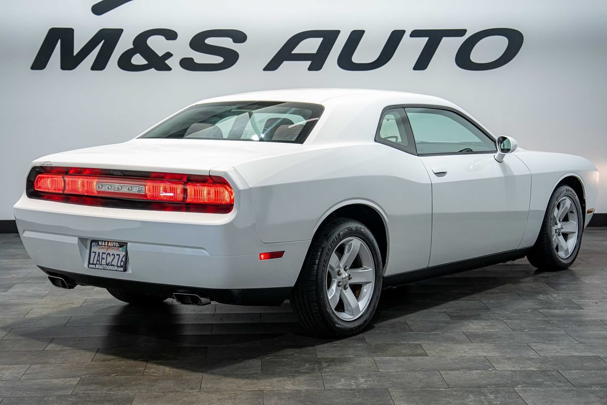 Used 2013 Dodge Challenger SXT RWD image 2