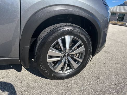 Used 2025 Nissan Pathfinder SL AWD/4WD image 16