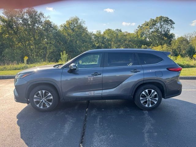 Used 2023 Toyota Highlander XLE FWD image 6