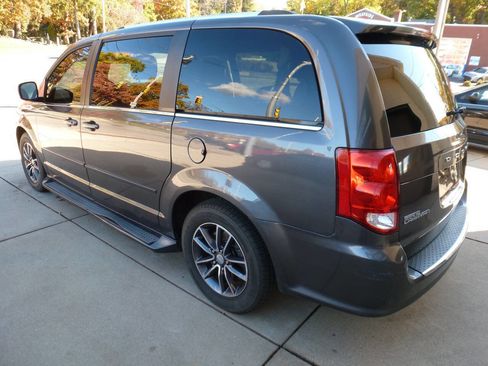 Used 2017 Dodge Grand Caravan SXT image 3