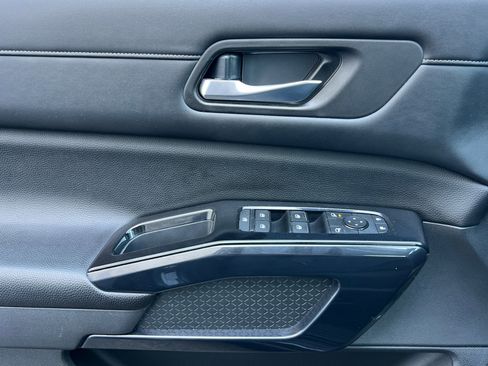 Used 2022 Nissan Pathfinder SV image 11