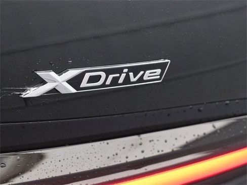 New 2025 BMW 750e xDrive w/ Premium Package image 29