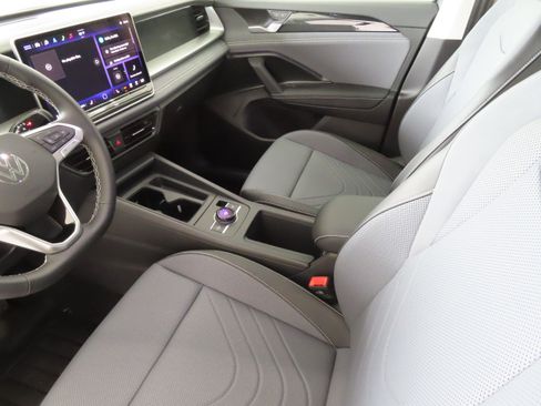 New 2025 Volkswagen Tiguan SE image 20