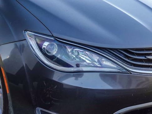 Certified 2019 Chrysler Pacifica Limited image 4