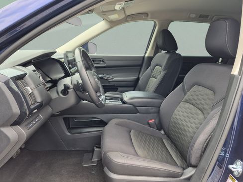 Used 2025 Nissan Pathfinder SV FWD image 17