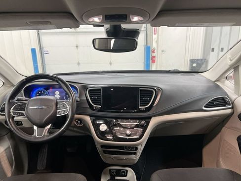 Used 2021 Chrysler Pacifica Touring w/ Uconnect Theater Family Group FWD image 10