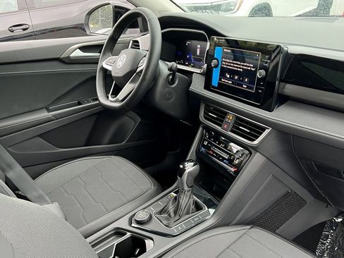New 2025 Volkswagen Taos SE image 10