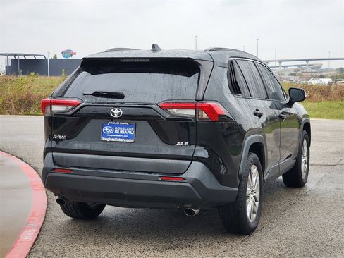 Used 2021 Toyota RAV4 XLE Premium image 3