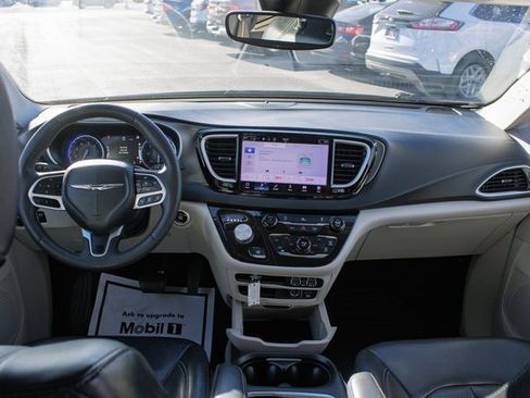 Used 2022 Chrysler Pacifica Touring-L image 16
