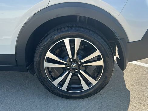 Used 2018 Nissan Kicks SV FWD image 18