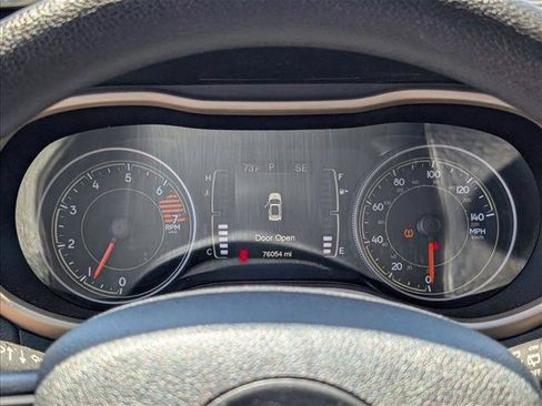 Used 2018 Jeep Cherokee Latitude FWD image 11