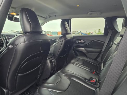 Used 2019 Jeep Cherokee Latitude Plus w/ Comfort/Convenience Group AWD/4WD image 11