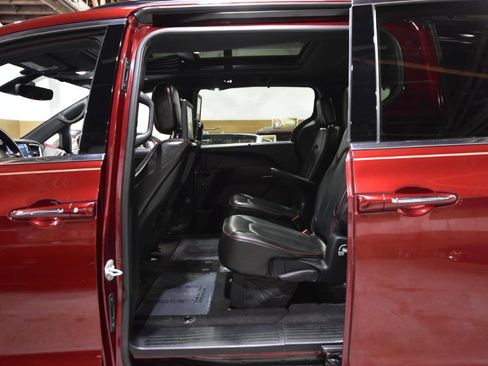 Used 2020 Chrysler Pacifica Limited FWD image 43