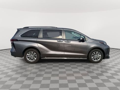Used 2023 Toyota Sienna XLE image 8