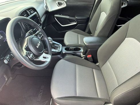 Used 2025 Kia Soul LX w/ LX Technology Package FWD image 5
