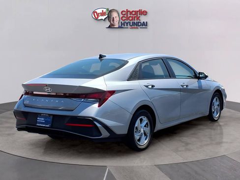 Certified 2025 Hyundai Elantra SE w/ Cargo Package FWD image 5