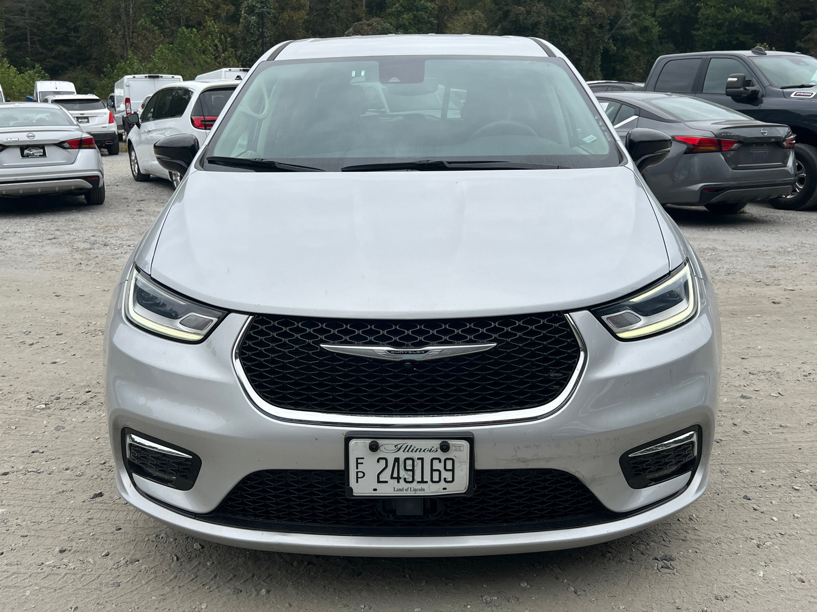 Used 2024 Chrysler Pacifica Touring-L FWD image 3