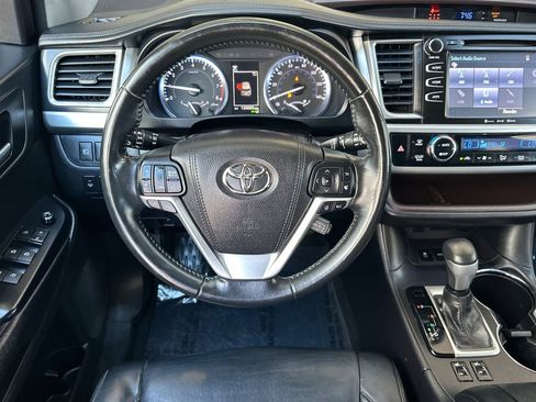 Used 2017 Toyota Highlander XLE AWD/4WD image 16