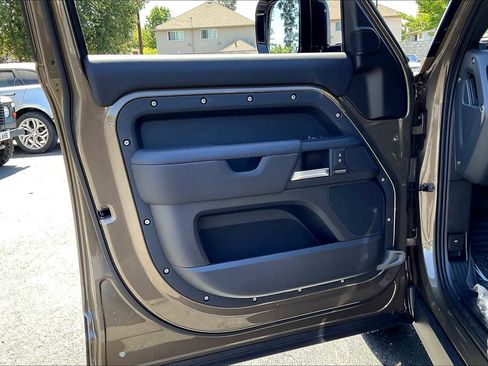 New 2025 Land Rover Defender 110 X-Dynamic SE image 24