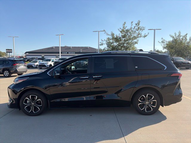Used 2025 Toyota Sienna Platinum AWD/4WD image 4