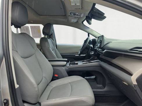 Used 2023 Toyota Sienna XLE FWD image 16