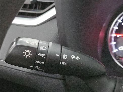 Used 2020 Toyota RAV4 XLE FWD image 10