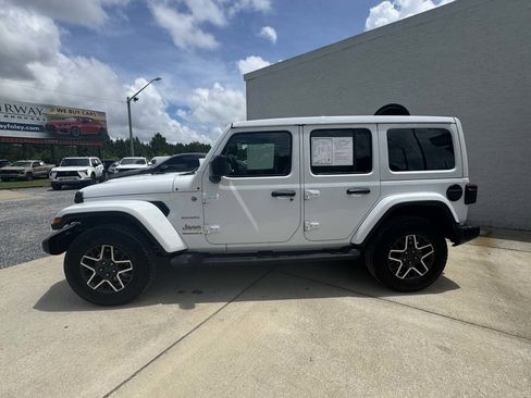 Used 2024 Jeep Wrangler Unlimited Sahara w/ Technology Group AWD/4WD image 2