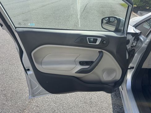 Used 2016 Ford Fiesta Titanium FWD image 6