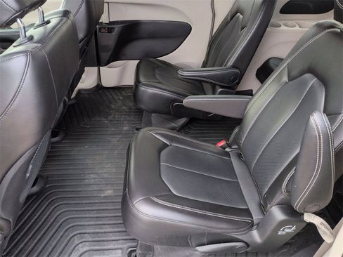 Used 2023 Chrysler Pacifica Touring-L image 17
