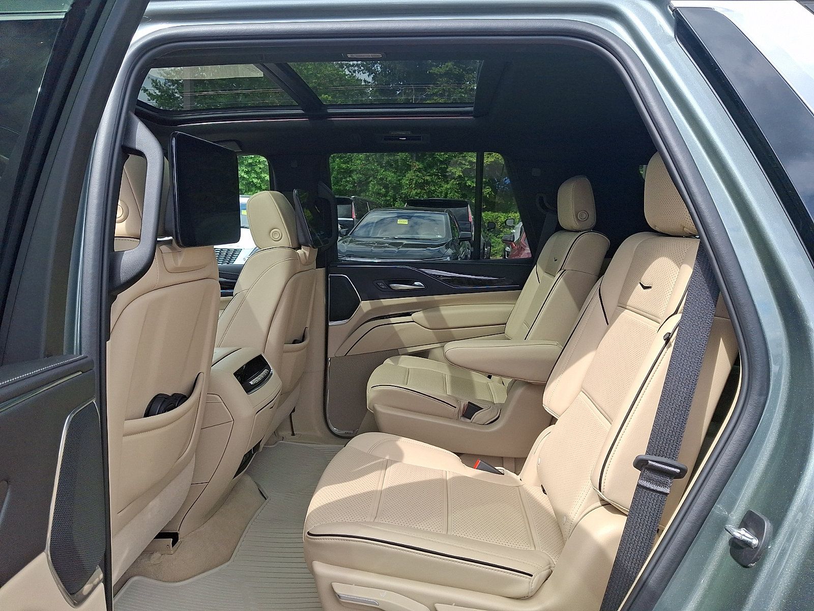 Certified 2024 Cadillac Escalade Premium Luxury AWD/4WD image 10