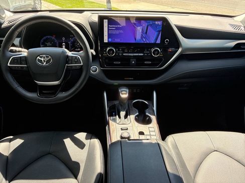Used 2024 Toyota Highlander Platinum AWD/4WD image 9