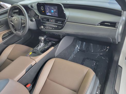 Certified 2025 Lexus ES 300h w/ Premium Package image 18