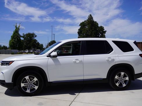 Used 2025 Honda Pilot EX-L image 3