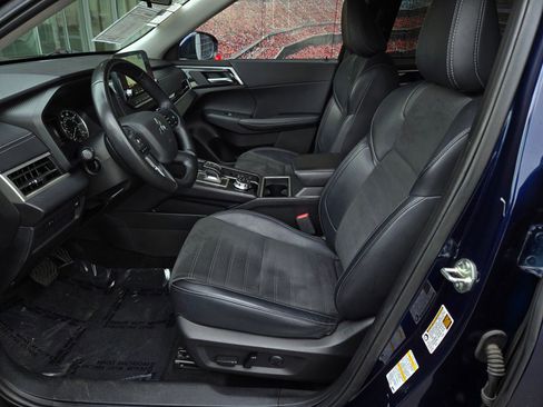 Used 2024 Mitsubishi Outlander SE Black Edition image 17