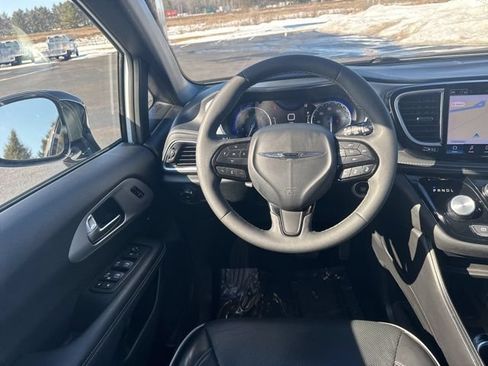 Used 2025 Chrysler Pacifica Limited FWD image 15