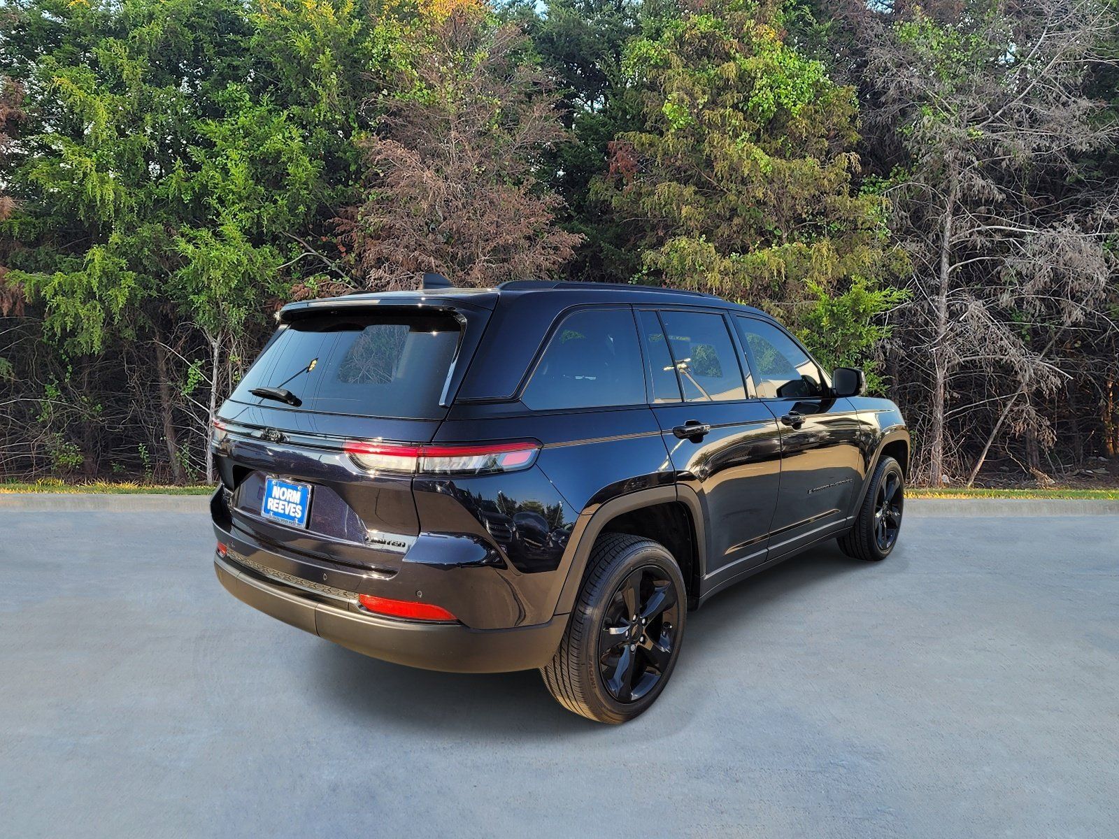 Used 2024 Jeep Grand Cherokee Limited w/ Black Appearance Package AWD/4WD image 17